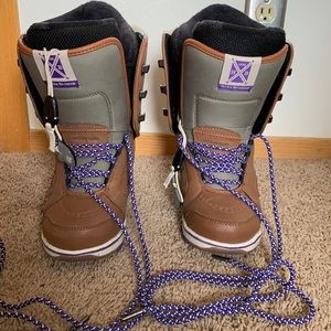 Hana Beaman Vans Snowboard Boot Size 5